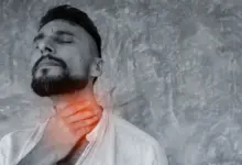 Muž s bolestí v krku při infekci streptokokem