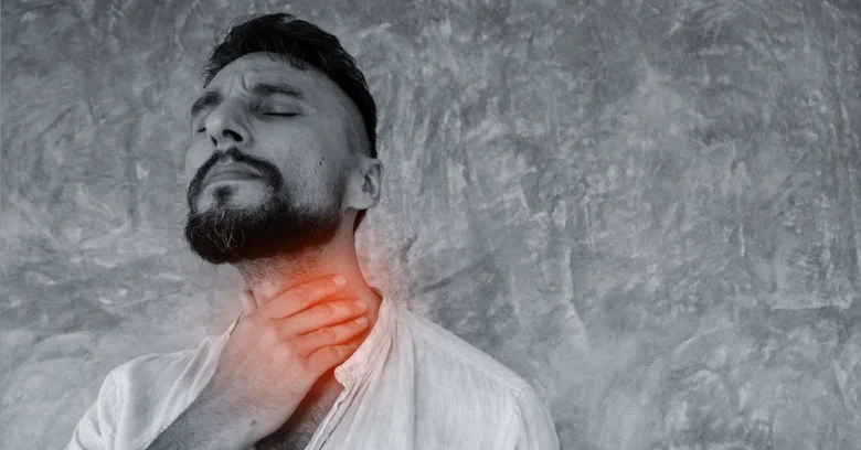 Muž s bolestí v krku při infekci streptokokem