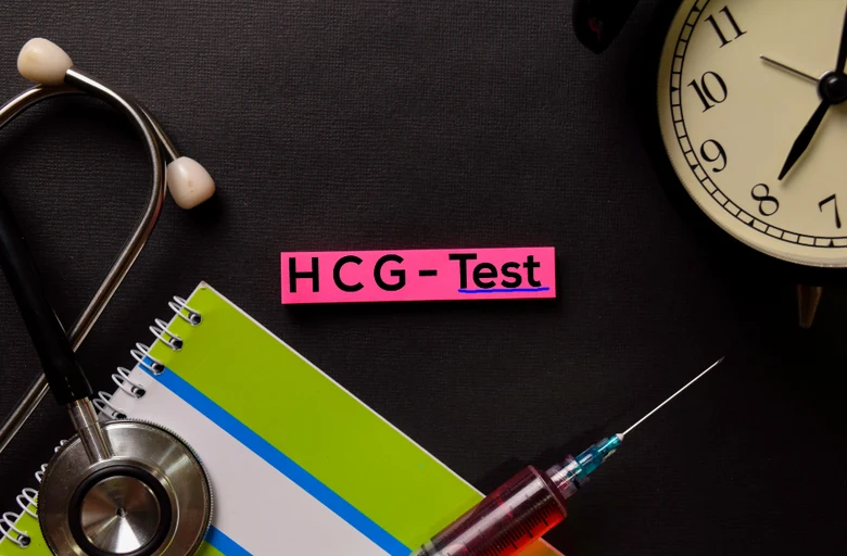 Těhotenský test s lékařskými nástroji jako fonendoskopem.