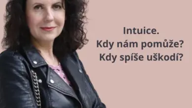 Žena v kožené bundě s textem o intuici.