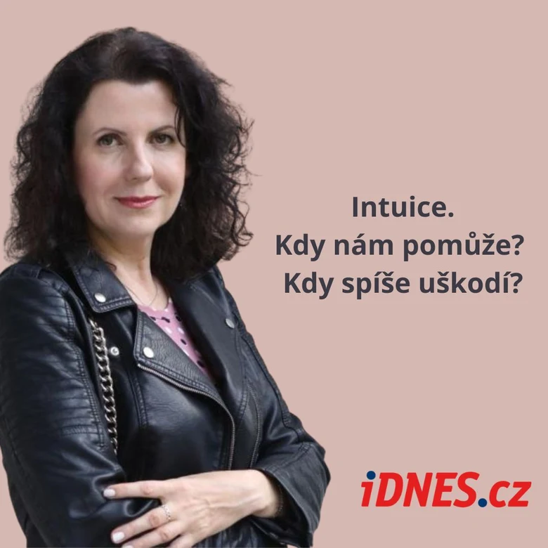 Žena v kožené bundě s textem o intuici.