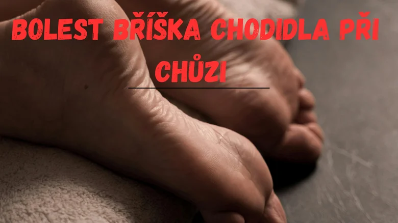 Dvě holá lidská chodidla na ručníku s nadpisem o bolesti při chůzi.