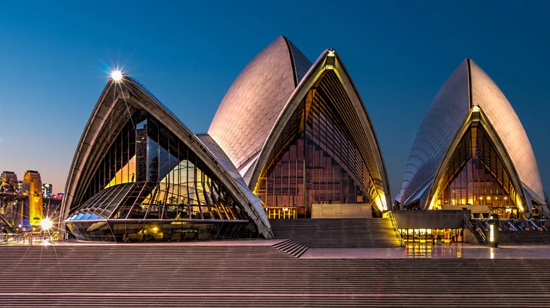 Vnější pohled na Operu v Sydney při západu slunce.