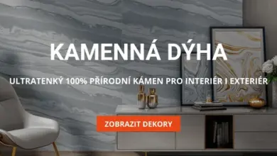 Moderní interiér s kamennou dýhou na zdi za nábytkem.