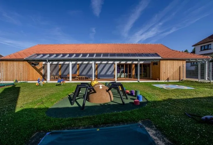 Dům s fotovoltaickými panely na střeše pro využití sluneční energie.