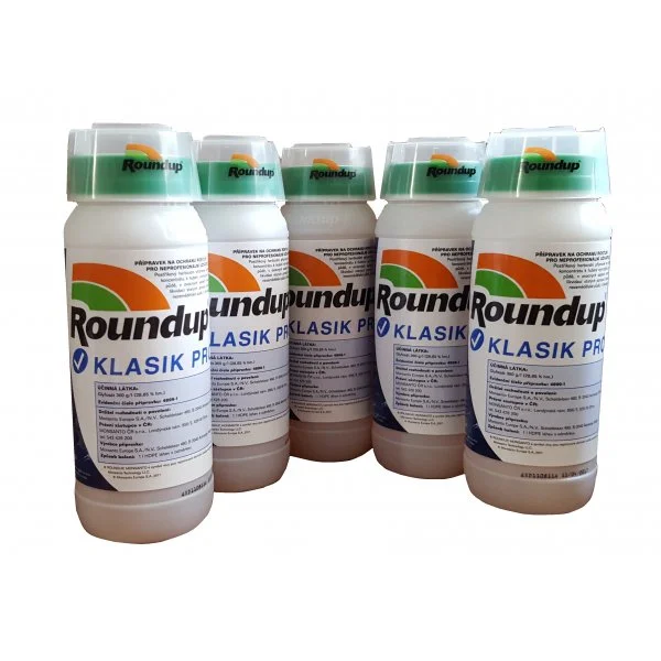 Pět lahví herbicidu Roundup Klasik na bílém pozadí.