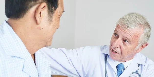 Lékař vysvětluje staršímu muži léčbu prostaty v ordinaci.