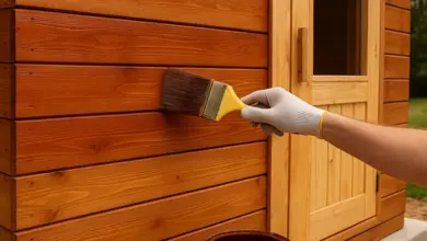 Ruční natírání dřevěných desek olejem pro finskou saunu.