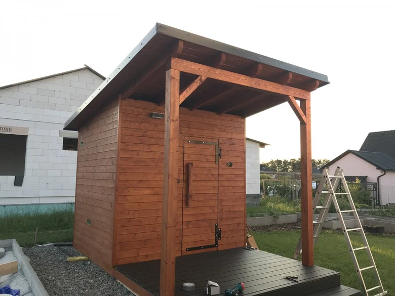 Nově postavená dřevěná finská sauna s předsíní.