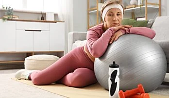 Žena cvičí s fitballem pro zdraví kyčelních kloubů