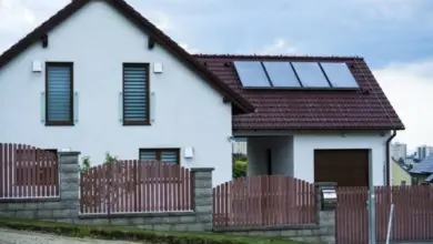 Dům s fotovoltaickými panely na střeše pro dotaci v roce 2026.