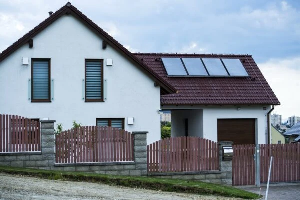 Dům s fotovoltaickými panely na střeše pro dotaci v roce 2026.
