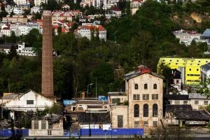 Kostelík lihovaru v Smíchově s okolní architekturou
